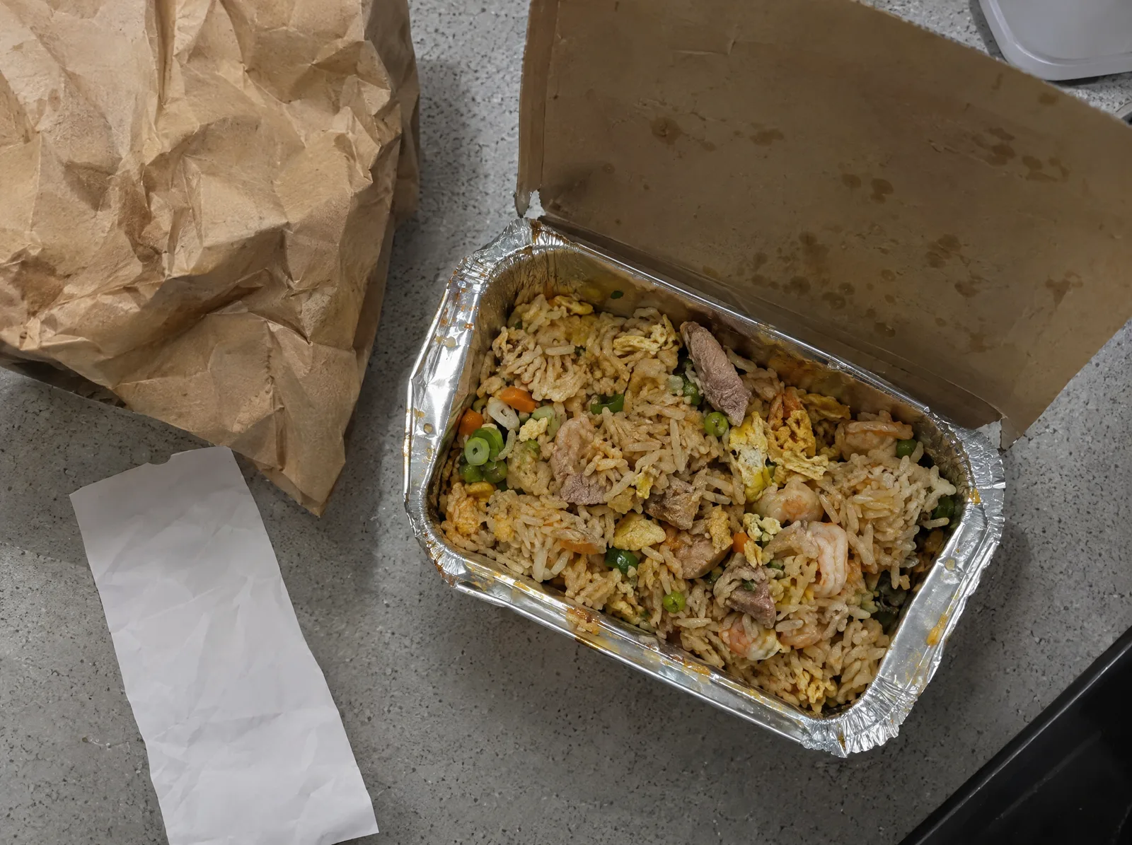 Riso alla cantonese in vaschetta d'asporto